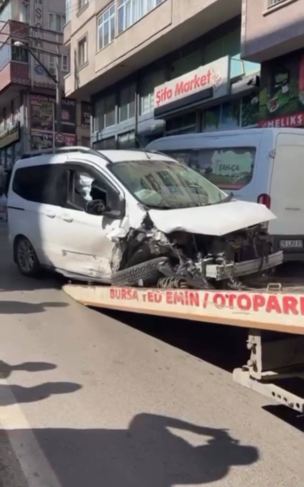 Bursa'da korkunç kaza: Ortalık savaş alanına döndü 5 bursada korkunc kaza 6 araca carpti 63a07df0478e