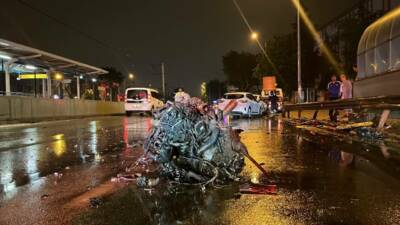 Bursa'nın Osmangazi ilçesinde sürücüsünün kontrolünü kaybettiği otomobil, refüje ve bariyerlere