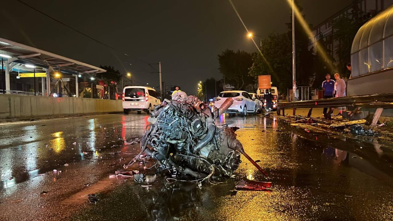 Bursa'da korkunç kaza! Aracın motoru koptu: 1'i ağır 2 yaralı 6 bursada korkunc kaza aracin motoru koptu 1i agir 2 yarali 6d27e79baf52