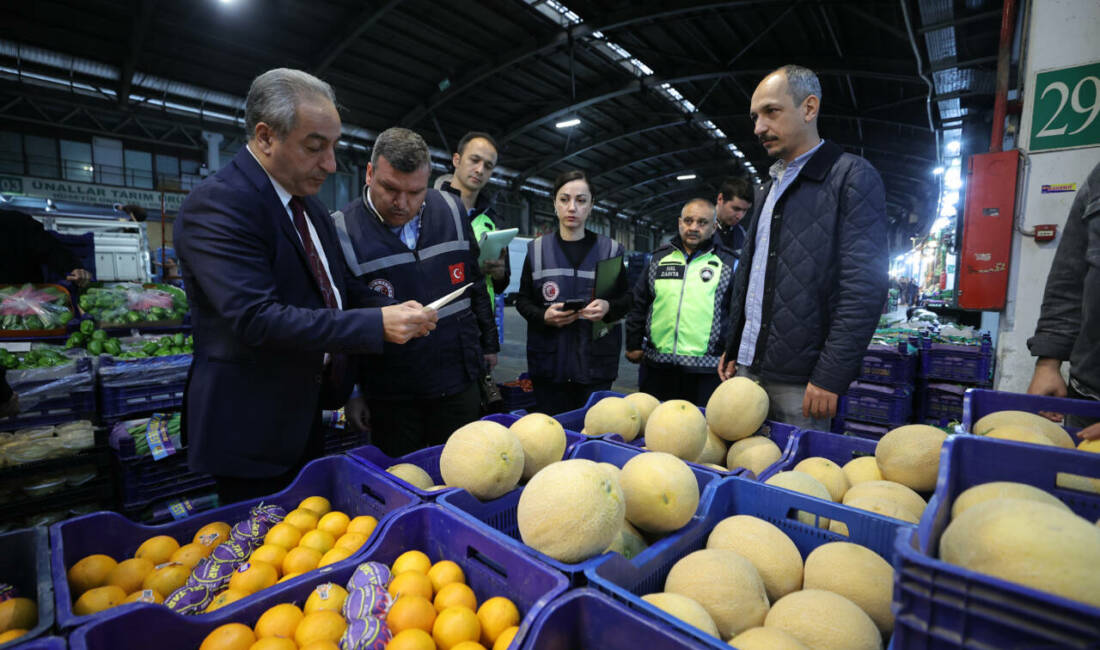 Bursa'da Kurban Bayramı öncesi sebze ve meyve hali ile otogarda
