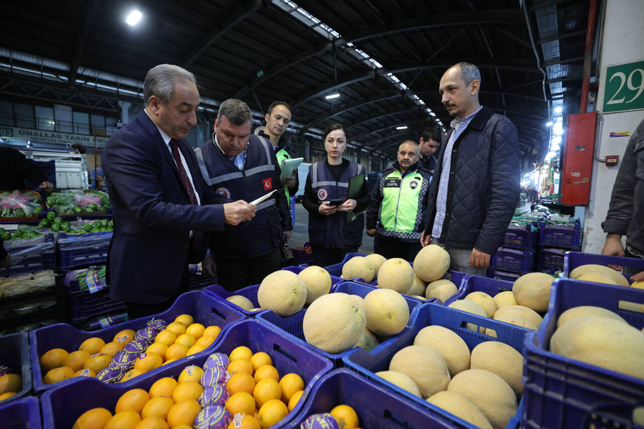 Bursa'da Kurban Bayramı öncesi sebze ve meyve hali ile otogarda