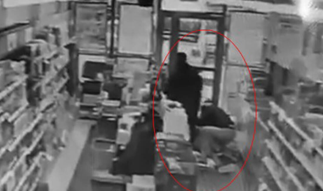 Bursa’da markette hayat kurtaran müdahale Bursa’nın Gürsu ilçesinde, bir süpermarkette kalp krizi geçiren vatandaşı dakikalarca