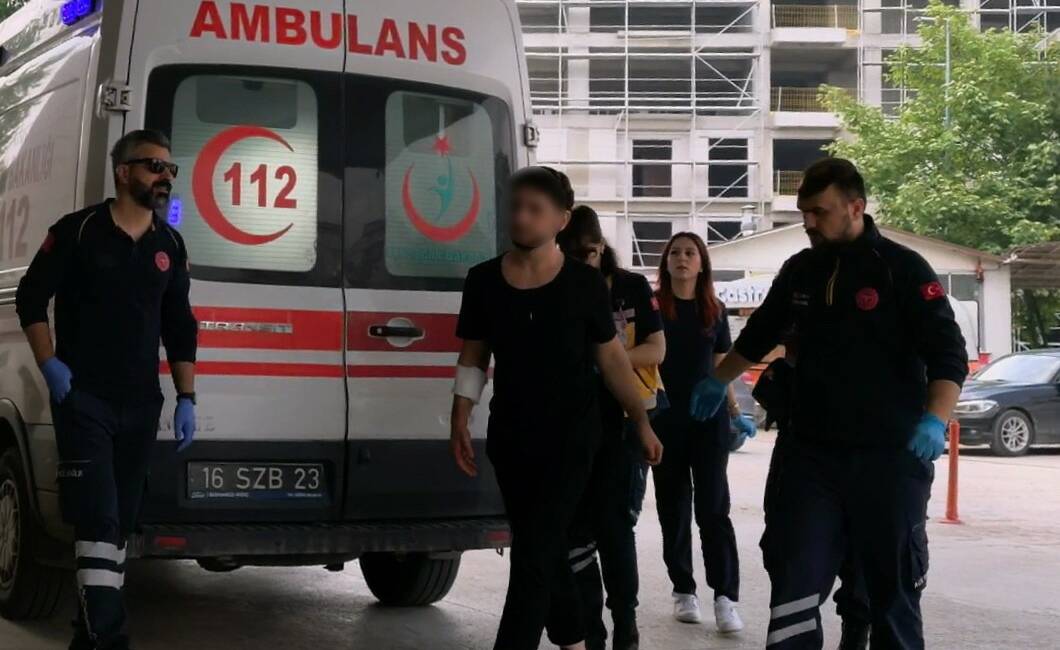 Bursa’da meyve keserken kanlar içinde kaldı Bursa’nın İnegöl ilçesinde, meyve keserken kolunu kesen genç yaralandı.