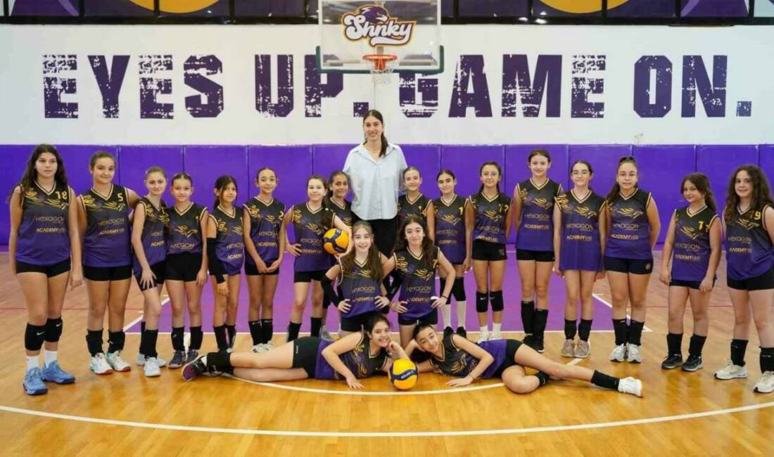 Bursa’da Milli voleybolcu Kübra Akman’a öğrencilerden sevgi seli Sultanlar Ligi’nde forma giyen milli voleybolcu Kübra Akman, 19 Mayıs