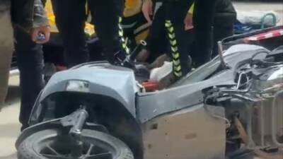 Bursa’nın Karacabey ilçesinde otomobilin çarptığı motosikletli kurye yaralandı, vücudunda kırık