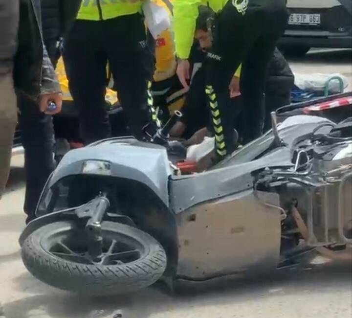 Bursa’da motokurye kazası Bursa’nın Karacabey ilçesinde otomobilin çarptığı motosikletli kurye yaralandı, vücudunda kırık