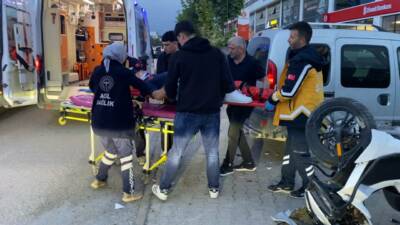Bursa’nın İnegöl ilçesinde hafif ticari araca çarpan motosikletteki 2 kişi