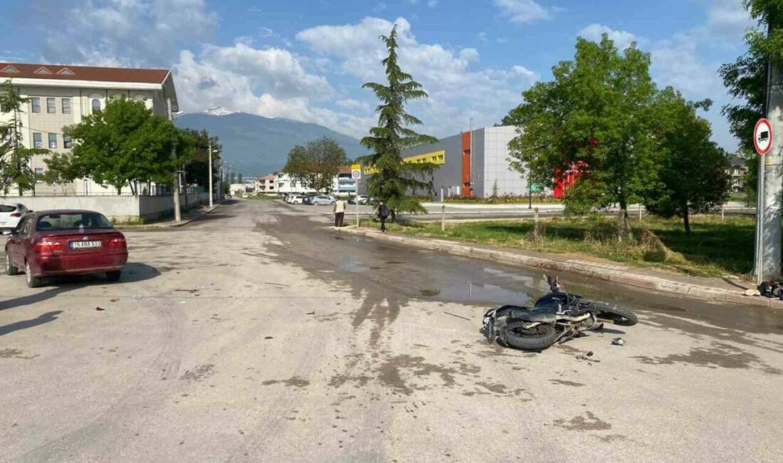 Bursa’nın İnegöl ilçesinde, otomobil ile motosikletin çarpışması sonucu 1’i ağır