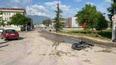 Bursa’nın İnegöl ilçesinde, otomobil ile motosikletin çarpışması sonucu 1’i ağır