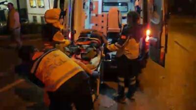 Bursa’da otomobilin kendini sıkıştırmasıyla direksiyon hakimiyetini kaybeden motosiklet sürücüsü, merdivenlerden