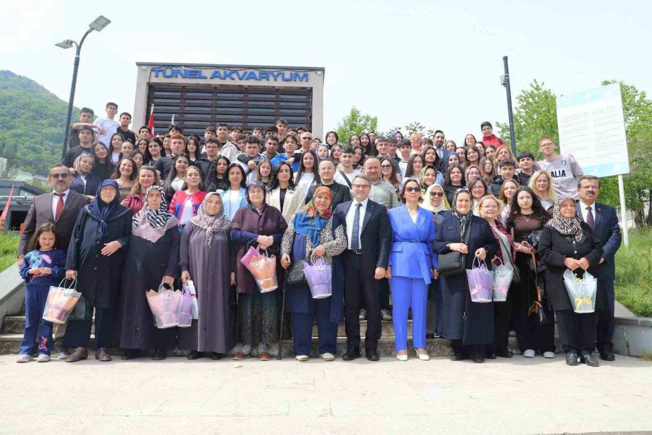 Bursa'da ‘Nesiller Buluşuyor’ projesi Anneler Günü programıyla taçlandı 3 bursada nesiller bulusuyor projesi anneler gunu programiyla taclandi 2e85f35e4475