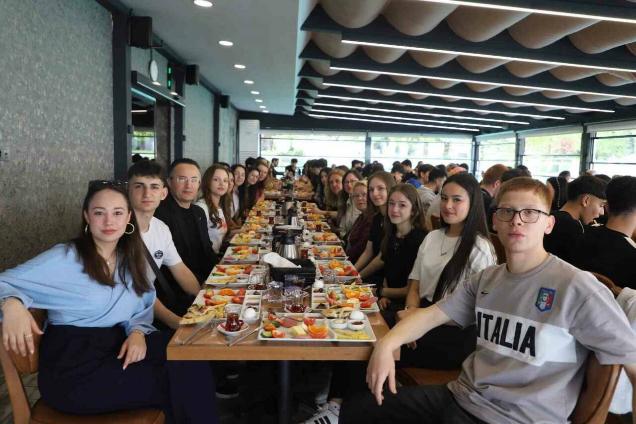 Bursa'da ‘Nesiller Buluşuyor’ projesi Anneler Günü programıyla taçlandı 2 bursada nesiller bulusuyor projesi anneler gunu programiyla taclandi de115b3d4572