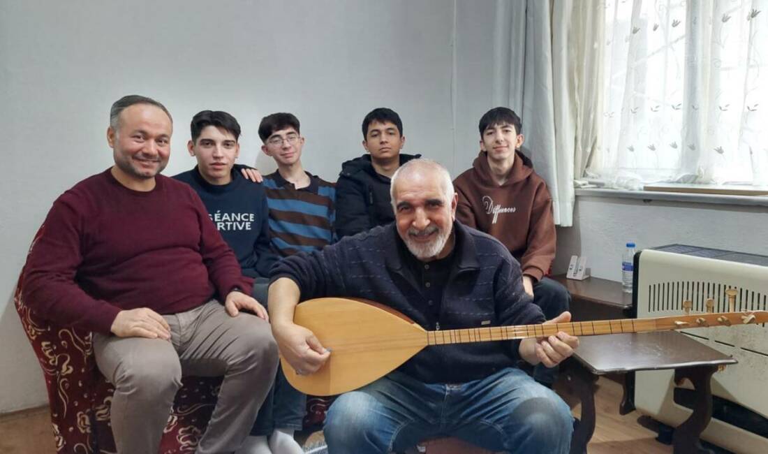 Bursa'nın "Nesiller Buluşuyor" projesi kapsamında öğrencilerle yaşlı vatandaşlar bir araya