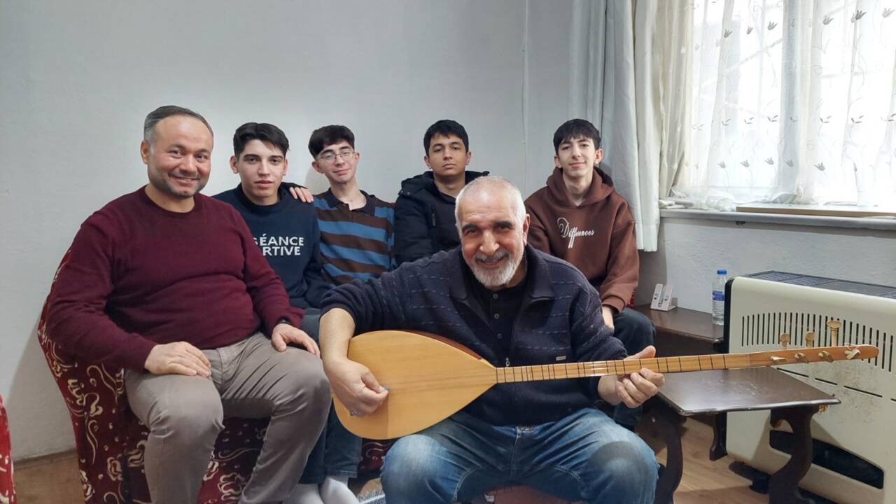 Bursa'nın "Nesiller Buluşuyor" projesi kapsamında öğrencilerle yaşlı vatandaşlar bir araya