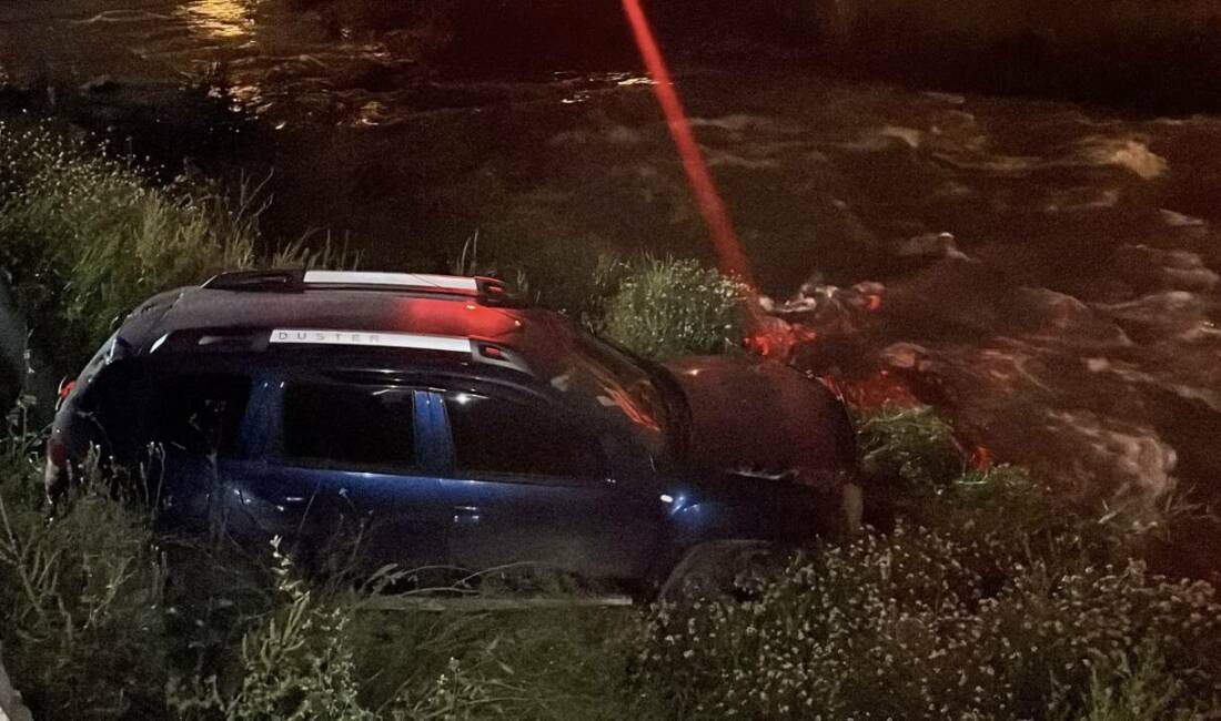 Bursa'nın Osmangazi ilçesinde kontrolden çıkan otomobil dereye savruldu. Kazanın ardından