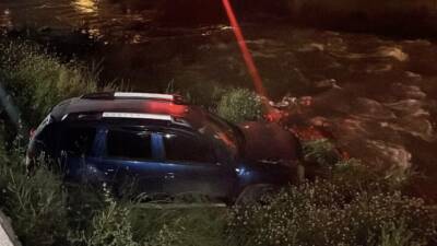 Bursa'nın Osmangazi ilçesinde kontrolden çıkan otomobil dereye savruldu. Kazanın ardından