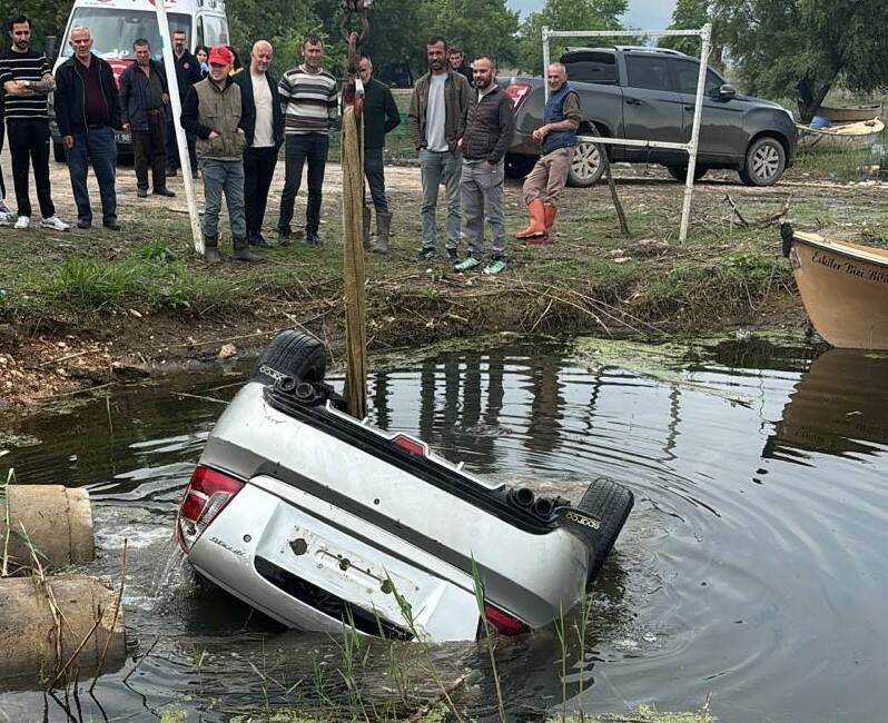 Bursa’da otomobil göle uçtu: AFAD sürücüyü ararken, bakın nereden çıktı… Bursa’da kontrolden çıkan otomobil Ulubat Gölü’ne uçtu. AFAD ekiplerinin gölden