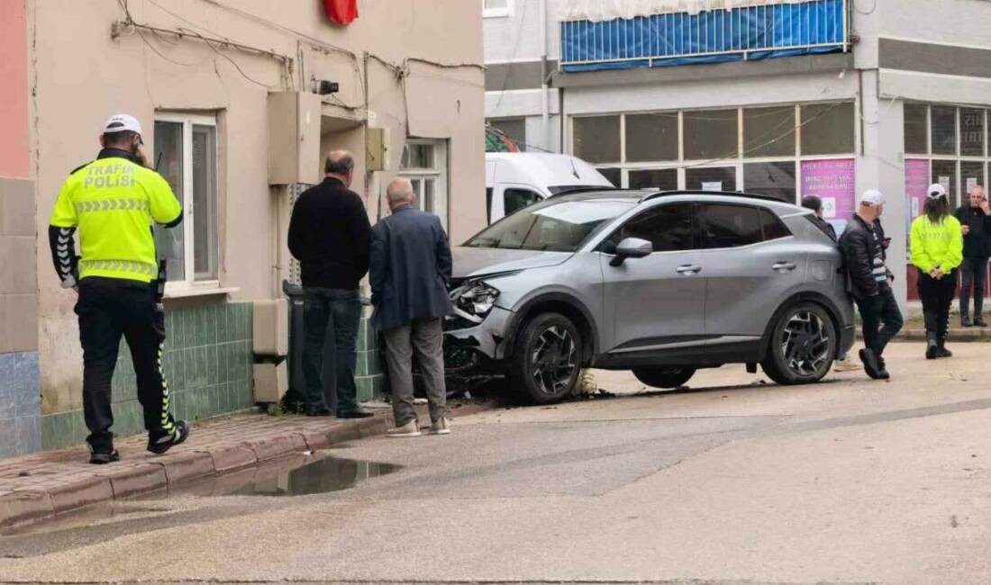 Bursa’da otomobil ile çarpışan cip eve girdi Bursa’nın İnegöl ilçesinde meydana gelen kazada otomobil ile çarpışan Cip