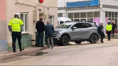 Bursa’nın İnegöl ilçesinde meydana gelen kazada otomobil ile çarpışan Cip