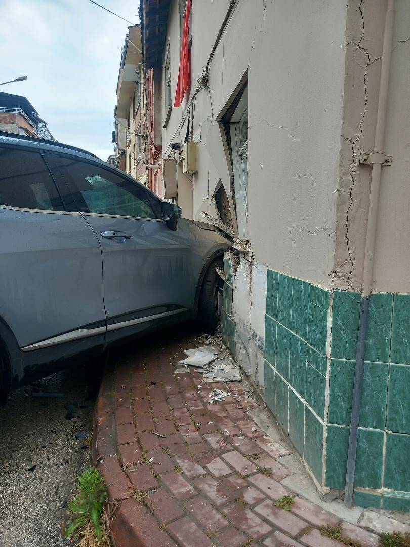Bursa'da otomobil ile çarpışan cip eve girdi 4 bursada otomobil ile carpisan cip eve girdi 9434cceff6c3