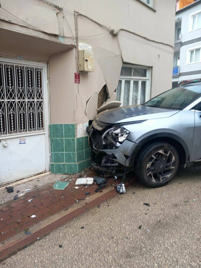 Bursa'da otomobil ile çarpışan cip eve girdi 6 bursada otomobil ile carpisan cip eve girdi a8c13107dbf9