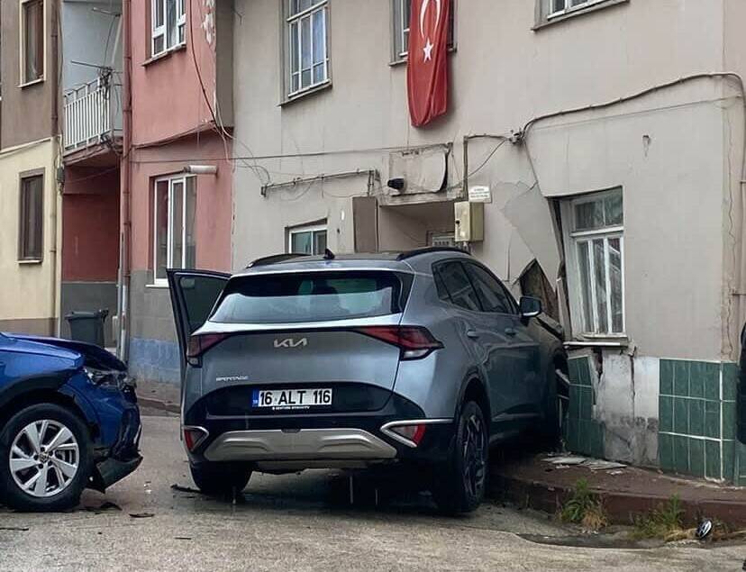 Bursa'da otomobil ile çarpışan cip eve girdi 1 bursada otomobil ile carpisan cip eve girdi b91f592b1a21