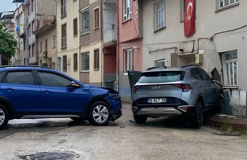 Bursa'da otomobil ile çarpışan cip eve girdi 2 bursada otomobil ile carpisan cip eve girdi cf8608bb0229