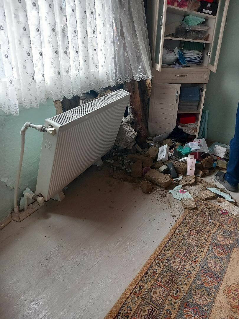 Bursa'da otomobil ile çarpışan cip eve girdi 5 bursada otomobil ile carpisan cip eve girdi d3b680d51afd