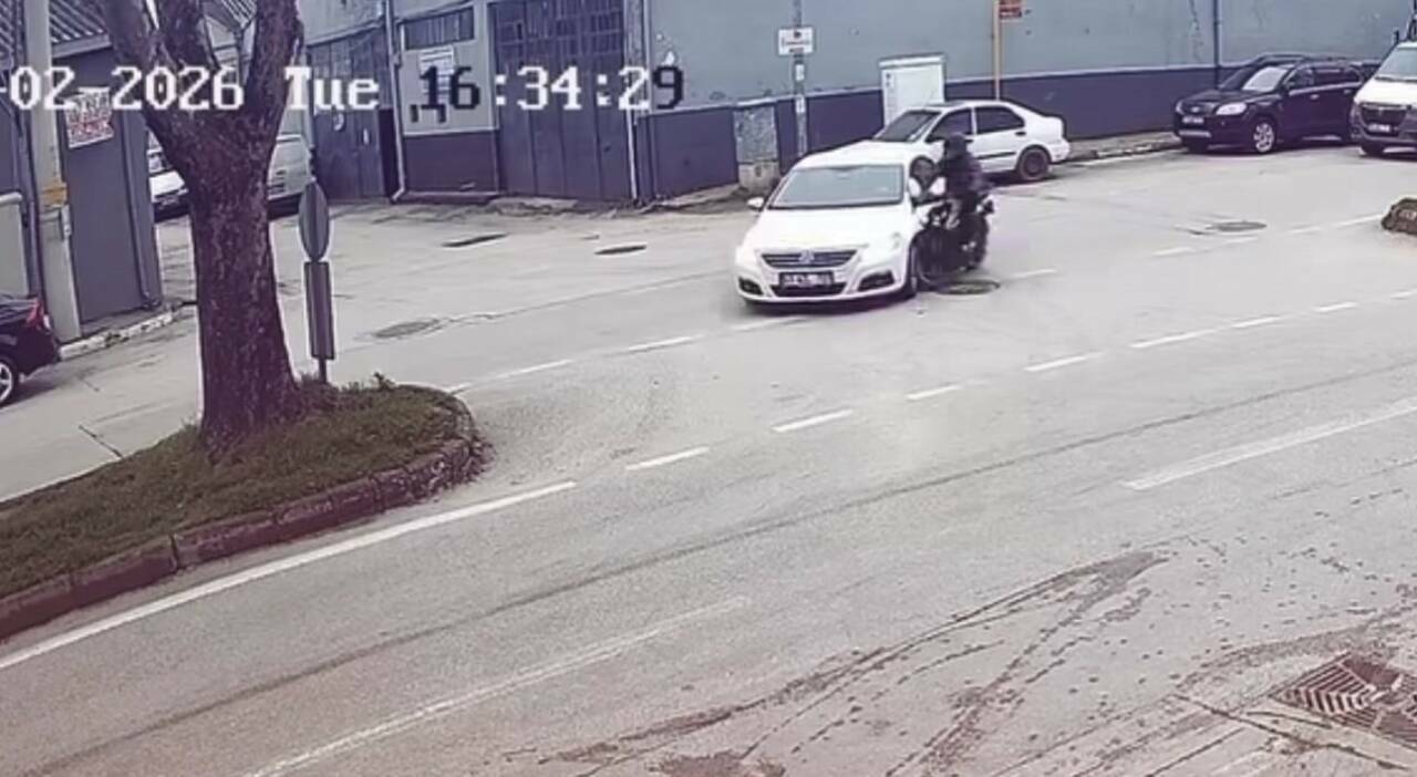 Bursa’da otomobil motosikletle çarpıştı 1 bursada otomobil motosikletle carpisti d6bbfd6d3c68