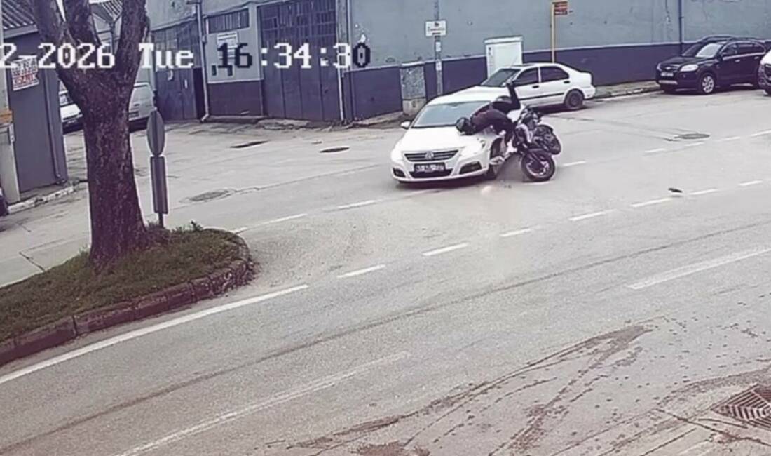 Bursa’da otomobil motosikletle çarpıştı Bursa’da otomobil ile motosikletin çarpıştığı kazada motosiklet sürücüsü yaralanırken kaza