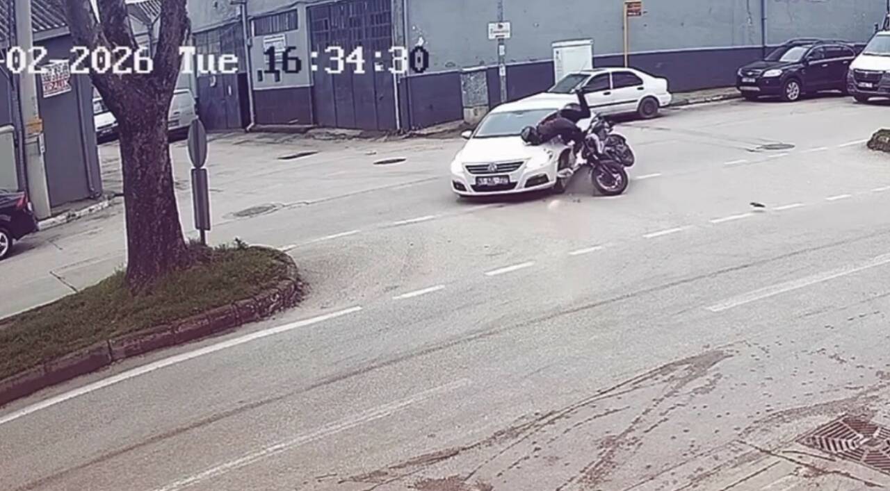 Bursa’da otomobil motosikletle çarpıştı 3 bursada otomobil motosikletle carpisti edb6932889d4