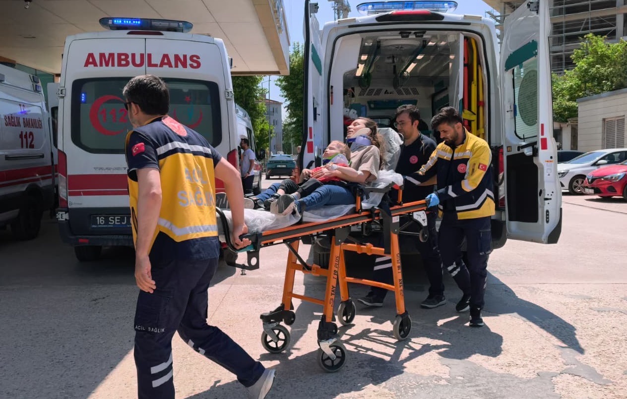Bursa'da otomobil takla attı: 1’i çocuk 5 yaralı 5 bursada otomobil takla atti 1i cocuk 5 yarali d42e337d20b2