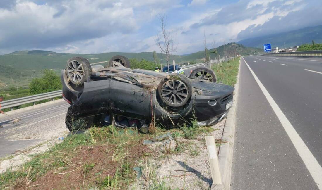 Bursa’da otomobil takla attı! Anne ile oğlu yaralandı Bursa’nın İznik ilçesinde takla atan otomobildeki E.S.Y. (49) adlı kadın