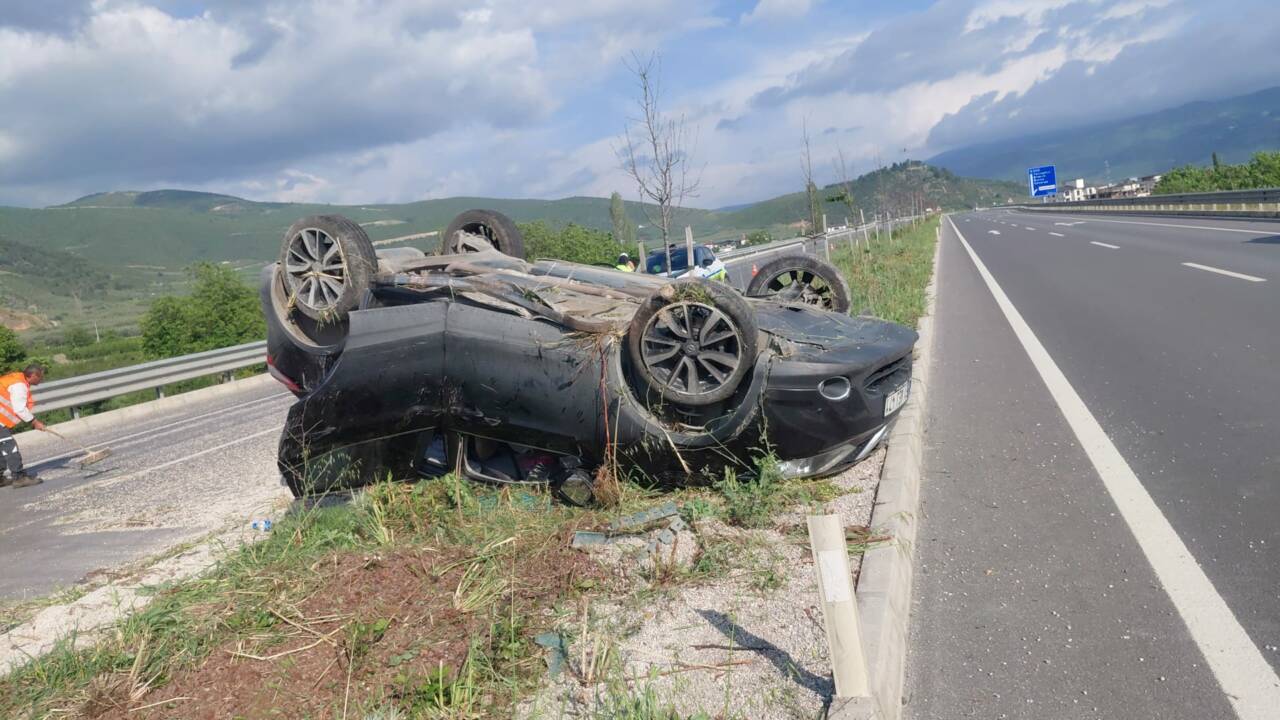 Bursa'da otomobil takla attı! Anne ile oğlu yaralandı 1 bursada otomobil takla atti anne ile oglu yaralandi ea477a47df93