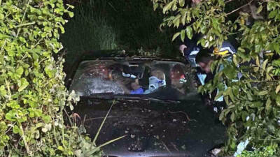 Bursa’nın İnegöl ilçesinde kontrolden çıkarak tarlaya uçan otomobildeki 4 kişi