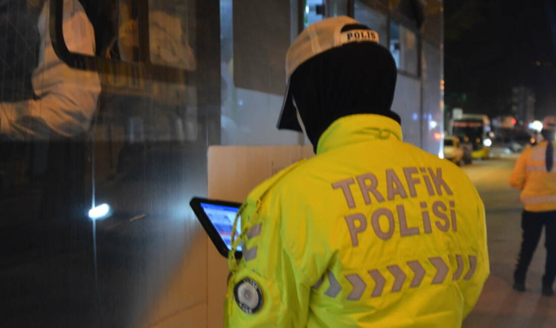 Bursa'nın İnegöl ilçesinde, trafik ekipleri özel halk otobüslerini denetledi.