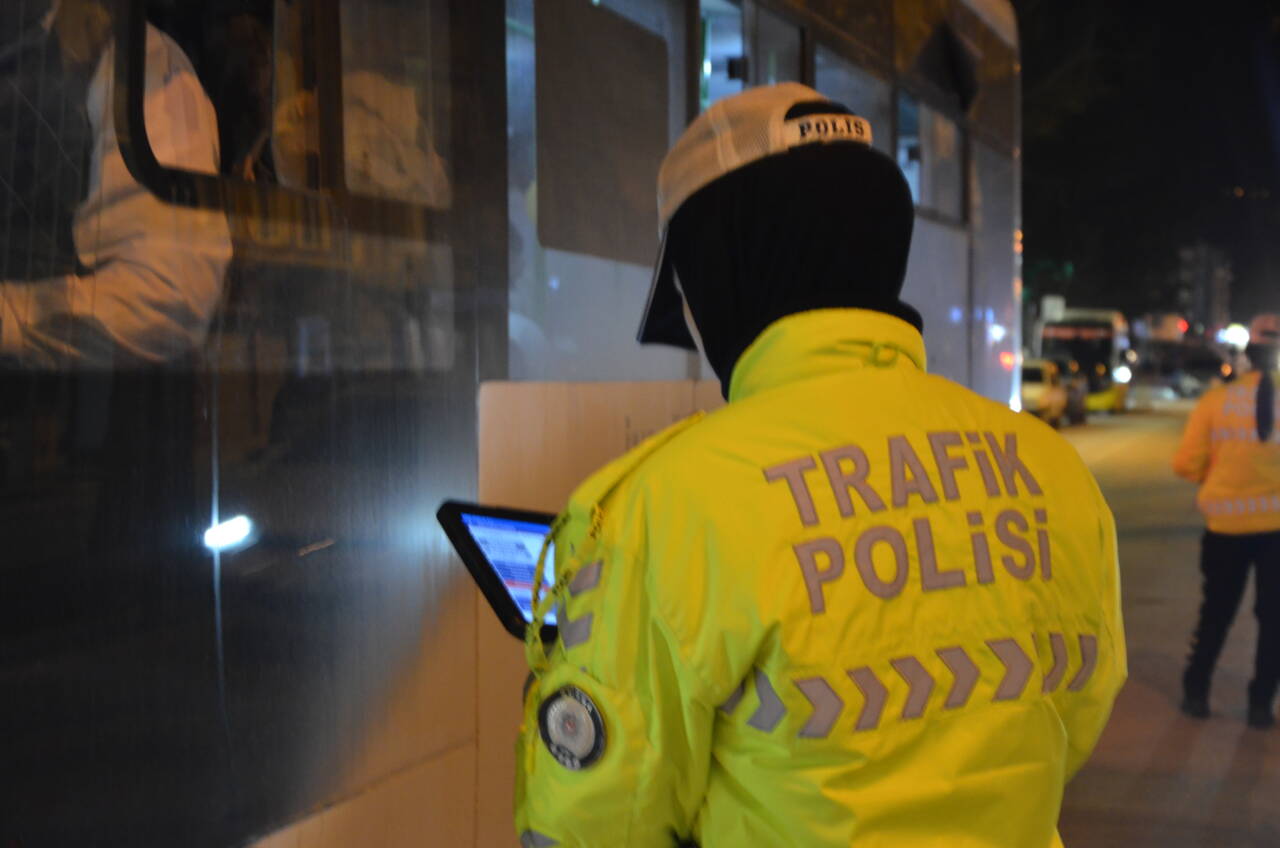 Bursa'nın İnegöl ilçesinde, trafik ekipleri özel halk otobüslerini denetledi.