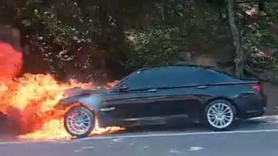 Bursa’nın Kestel ilçesinde seyir halindeyken alev alan otomobil, yanarak kullanılmaz
