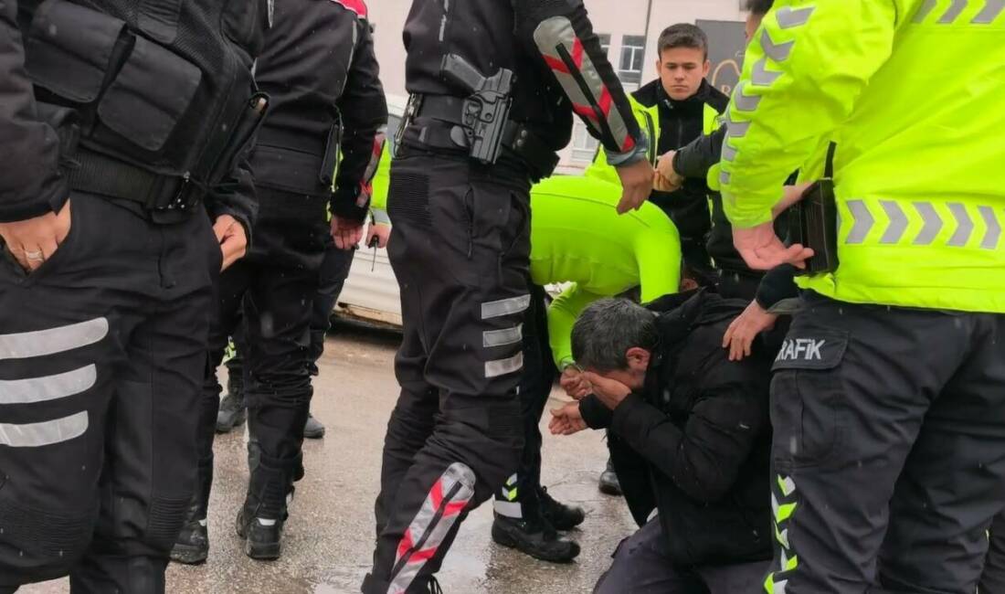 Bursa’nın İnegöl ilçesinde, polise mukavemet gösteren ehliyetsiz motosiklet sürücüsü, biber