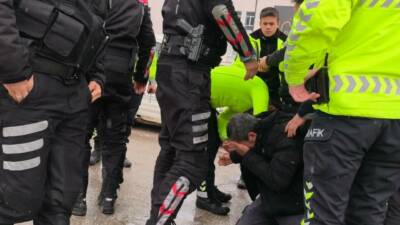 Bursa’nın İnegöl ilçesinde, polise mukavemet gösteren ehliyetsiz motosiklet sürücüsü, biber