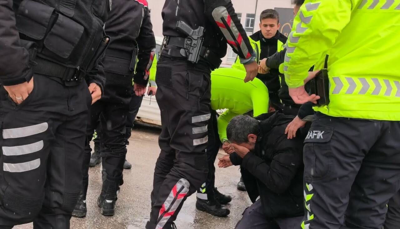 Bursa'da polisin zor anları! Biber gazıyla müdahale edildi 4 bursada polisin zor anlari biber gaziyla mudahale edildi af7dd3a456f7