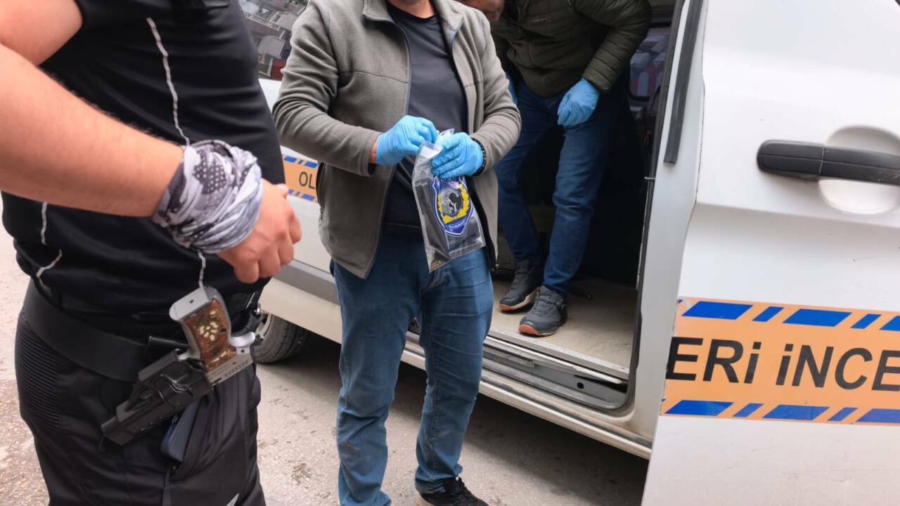 Bursa'da polisten kaçan şüphelinin üzerinden ruhsatsız tabanca çıktı 2 bursada polisten kacan suphelinin uzerinden ruhsatsiz tabanca cikti 2d5d0f4e4ce6