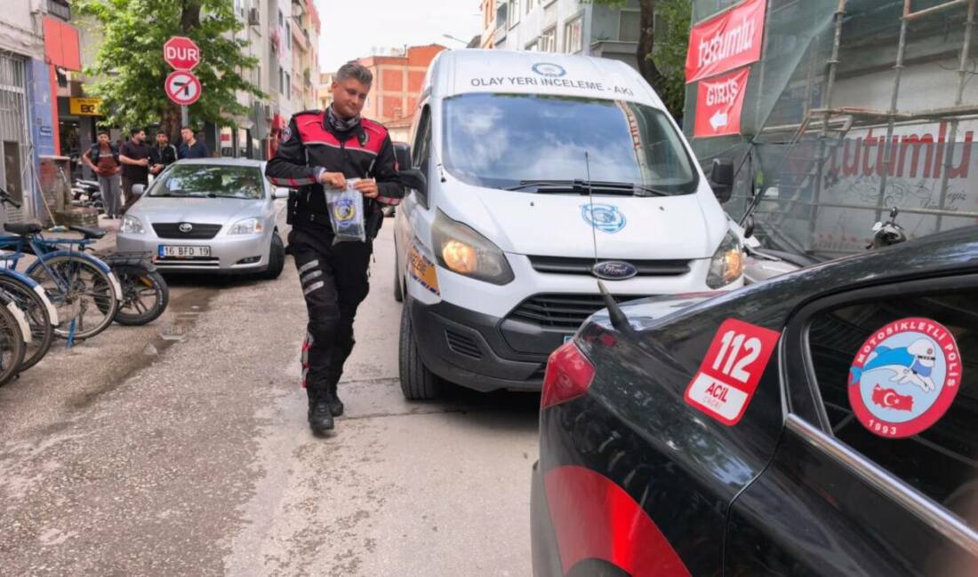 Bursa’da polisten kaçan şüphelinin üzerinden ruhsatsız tabanca çıktı Bursa’nın İnegöl ilçesinde polisin 'dur' ihtarına uymayıp, kaçan ve takip