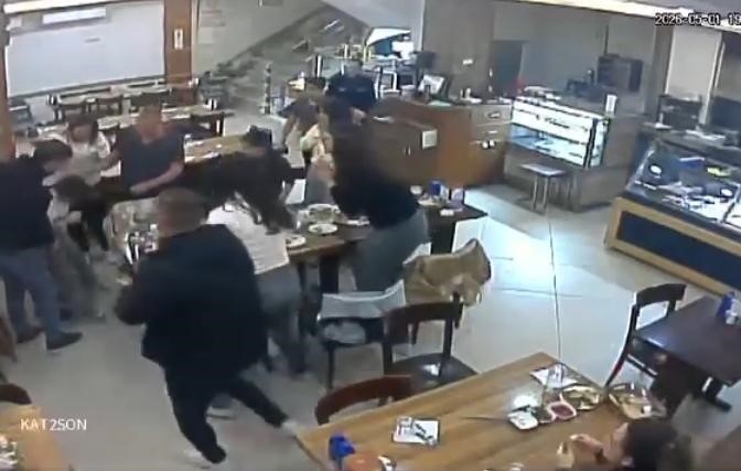 Bursa’da ailesiyle birlikte restoranda yemek yiyen küçük bir kızın nefes