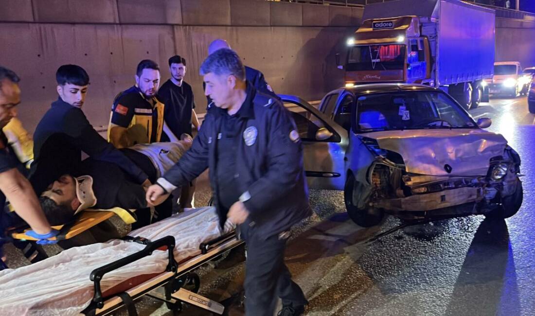 Bursa’da sabaha karşı feci kaza Bursa'nın Yıldırım ilçesinde bariyerlere çarpan otomobilin sürücüsü İsrafil K. (19),