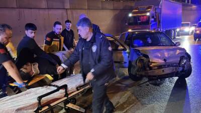 Bursa'nın Yıldırım ilçesinde bariyerlere çarpan otomobilin sürücüsü İsrafil K. (19),