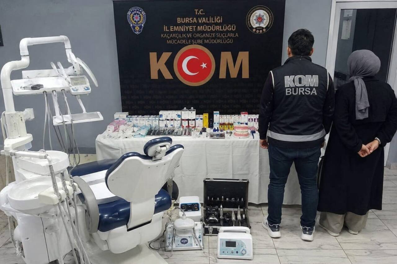 Bursa'da sahte diş hekimlerinin işlettiği kaçak muayenehaneye baskın 1 bursada sahte dis hekimlerinin islettigi kacak muayenehaneye baskin 886046a17d15
