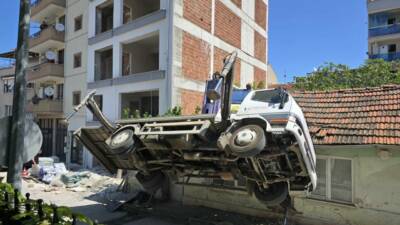Bursa’nın Mudanya ilçesinde 6 katlı binanın dış cephe sıvasını yapan
