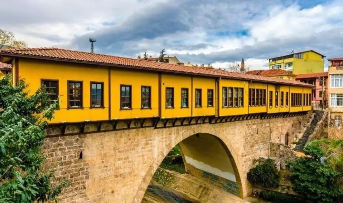 Rengarenk dükkanları, tarihi atmosferi ve Gökdere’ye karşı uzanan manzarasıyla Irgandı
