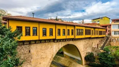 Rengarenk dükkanları, tarihi atmosferi ve Gökdere’ye karşı uzanan manzarasıyla Irgandı